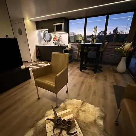 Exclusieve Houseboat La Mare 12 X 5 Meter Met Sauna En Hottup Botel Maasbommel