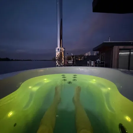 Exclusieve Houseboat La Mare 12 X 5 Meter Met Sauna, Hottup En Airco Maasbommel