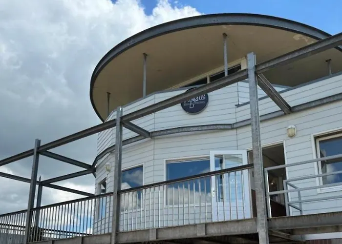 Båthotell Exclusieve Houseboat La Mare 12 X 5 M, Vanaf 13 Januari 2026 Met Sauna En Hottup Maasbommel